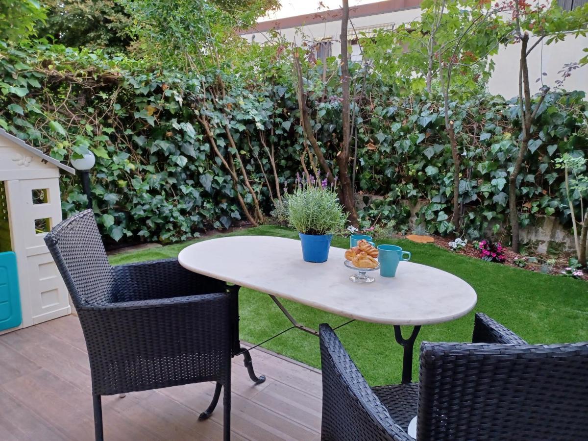 Casa Carolina: King Size Bed Across From Golden Beach Desenzano del Garda Ngoại thất bức ảnh