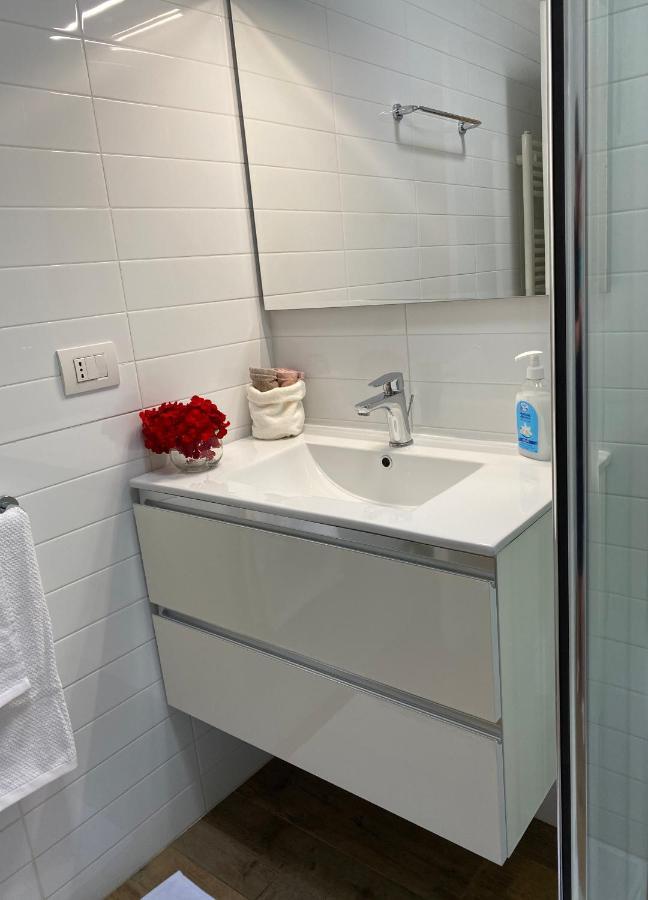 Casa Carolina: King Size Bed Across From Golden Beach Desenzano del Garda Ngoại thất bức ảnh