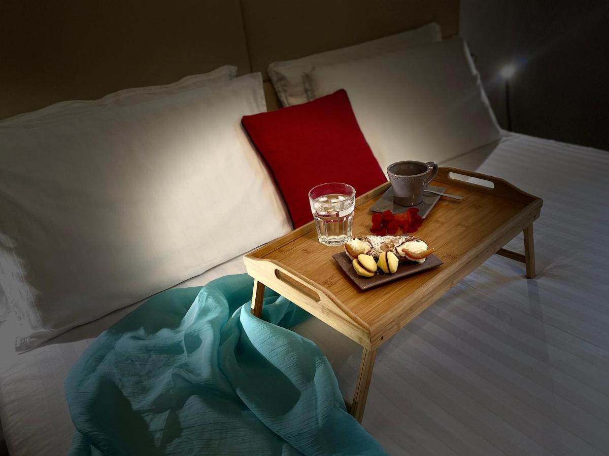 Casa Carolina: King Size Bed Across From Golden Beach Desenzano del Garda Ngoại thất bức ảnh